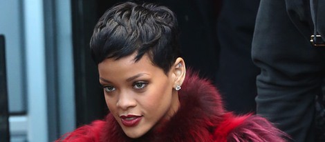 Rihanna en Paris con un abrigo de pelo rojo intenso