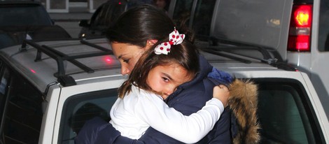 Katie Holmes con su hija Suri Cruise en brazos