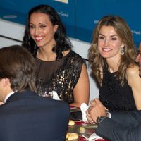 La Princesa Letizia y Teresa Perales en los Premios Mujer Hoy 2012