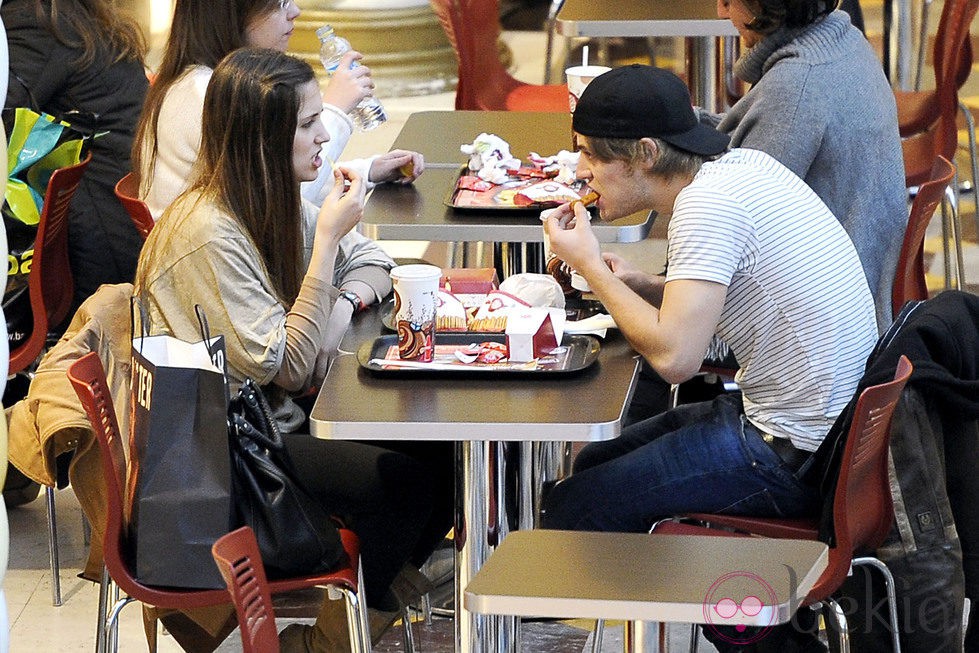Jaime Olías y una amiga comiendo en un centro comercial