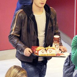 Jaime Olías con una bandeja de comida en un centro comercial