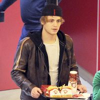 Jaime Olías con una bandeja de comida en un centro comercial