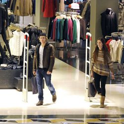 Jaime Olías, de compras con una amiga en un centro comercial
