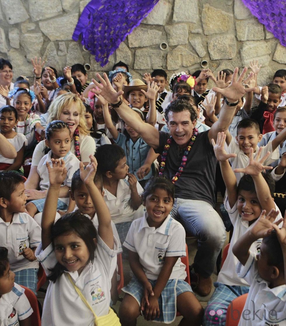 Antonio Banderas y Melanie Griffith con un grupo de niños en la Fundación Starlite Gala