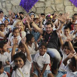 Antonio Banderas y Melanie Griffith con un grupo de niños en la Fundación Starlite Gala
