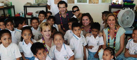Antonio Banderas y Melanie Griffith junto a un grupo de niños en su viaje solidario