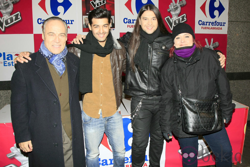 Pau, Jorge, Rafa y Maika firmando discos en el Centro Comercial Fuenlabrada