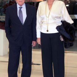 Curro Romero y Carmen Tello en la inauguración de una tienda en Sevilla