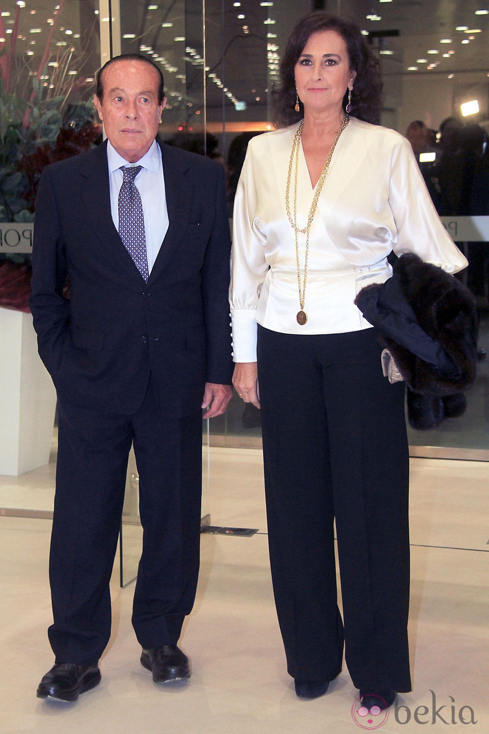 Curro Romero y Carmen Tello en la inauguración de una tienda en Sevilla
