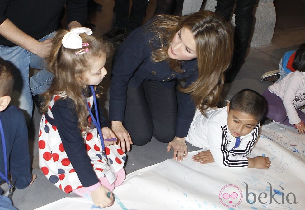 La Princesa Letizia con unos niños en el Salón del Libro Infantil y Juvenil de Madrid