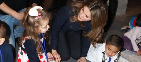 La Princesa Letizia con unos niños en el Salón del Libro Infantil y Juvenil de Madrid