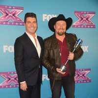 Simon Cowell y Tate stevens en la gala final de 'The X Factor'