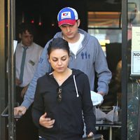 Ashton Kutcher y Mila Kunis saliendo de una cafetería