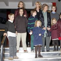 La Reina Sofía, las Infantas Elena y Cristina, la Princesa Letizia y sus hijos en el musical 'Sonrisas y lágrimas'