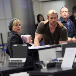 Elsa Pataky y Chris Hemsworth con India Rose en el aeropuerto de Los Ángeles