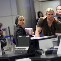 Elsa Pataky y Chris Hemsworth con India Rose en el aeropuerto de Los Ángeles