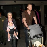 Elsa Pataky, Chris Hemsworth e India Rose en el aeropuerto de Los Ángeles