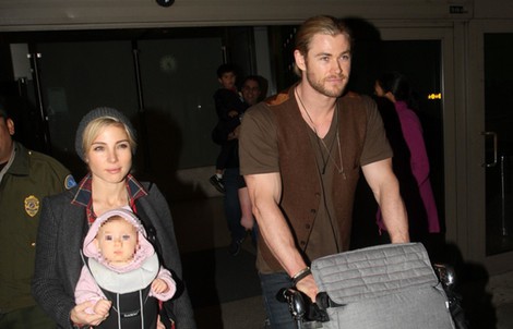 Elsa Pataky, Chris Hemsworth e India Rose en el aeropuerto de Los Ángeles