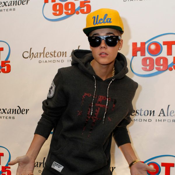 Monumento Desnatar fuerte Justin Bieber con gafas y gorra gigante - Justin Bieber, el ídolo de los  adolescentes - Foto en Bekia Actualidad