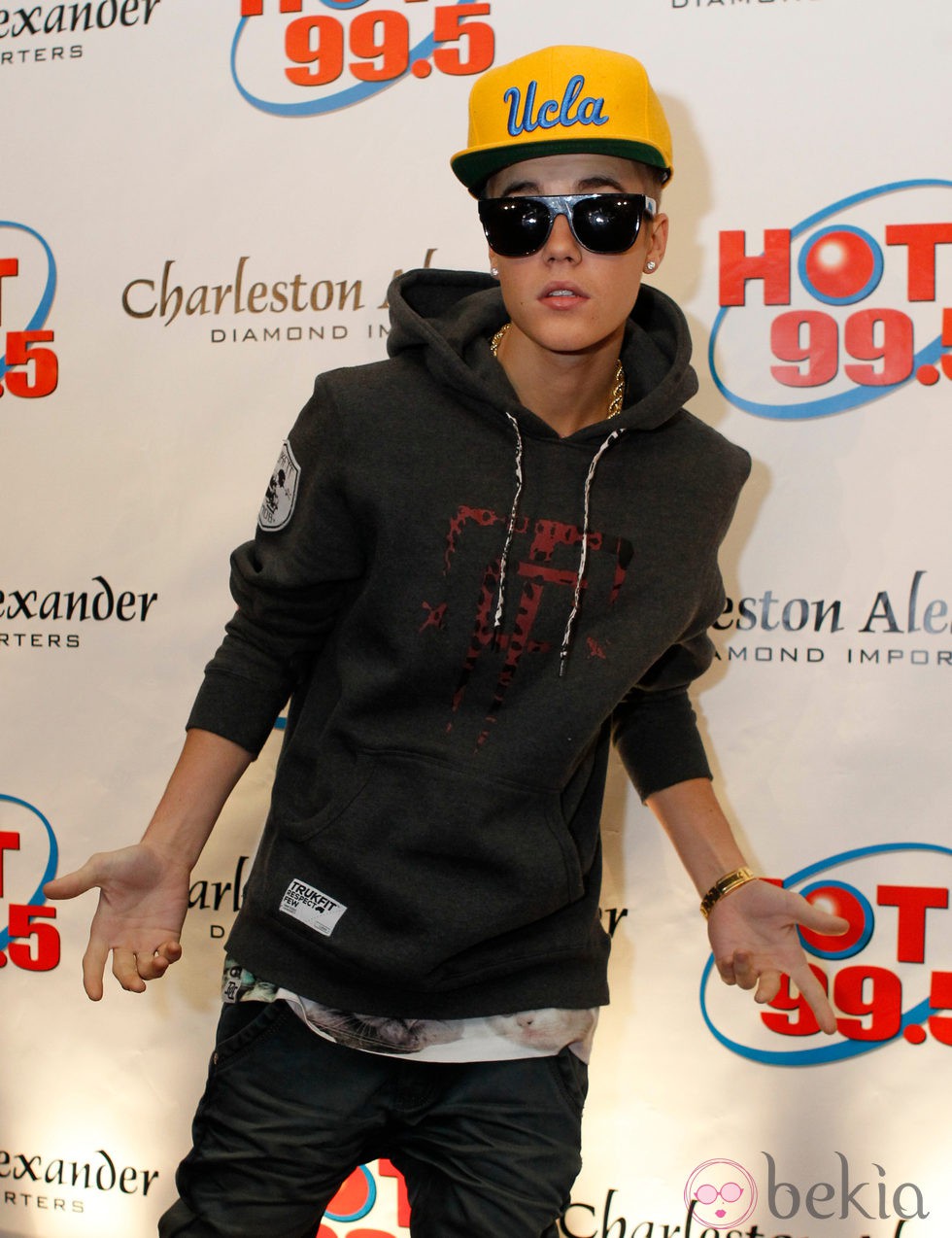 Justin Bieber con gafas y gorra gigante
