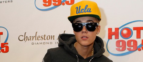 Justin Bieber con gafas y gorra gigante
