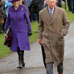 El Príncipe de Gales y la Duquesa de Cornualles en la Misa de Navidad en Sandringham