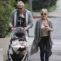 Elsa Pataky y Chris Hemsworth paseando por Santa Mónica con India Rose