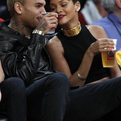 Rihanna muy cómplice con Chris Brown durante el partido de la NBA