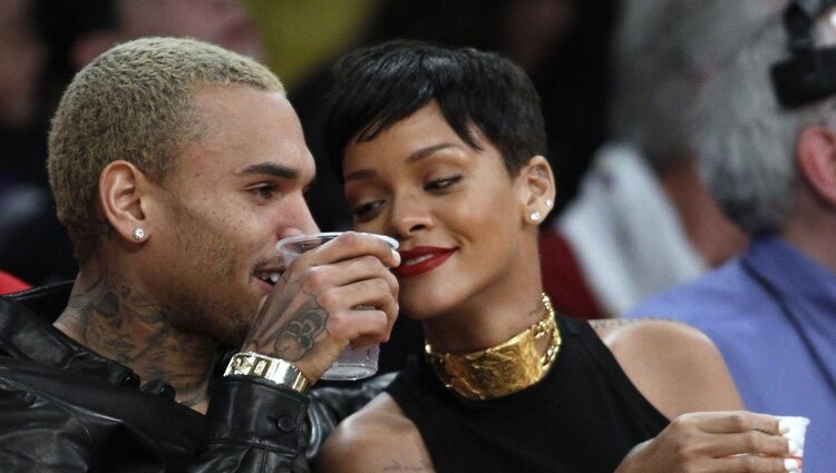 Rihanna muy cómplice con Chris Brown durante el partido de la NBA