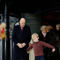 Harald de Noruega y el Príncipe Sverre Magnus en la Misa de Navidad