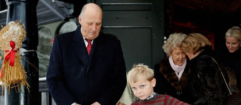 Harald de Noruega y el Príncipe Sverre Magnus en la Misa de Navidad