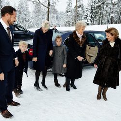 La Reina Sonia, Haakon y Mette Marit de Noruega con sus hijos en la Misa de Navidad