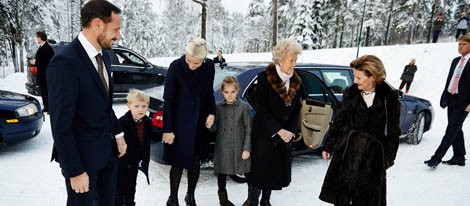 La Reina Sonia, Haakon y Mette Marit de Noruega con sus hijos en la Misa de Navidad