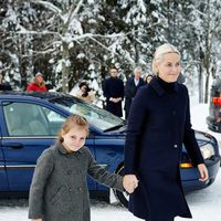 Mette-Marit de Noruega y la Princesa Ingrid Alexandra en la Misa de Navidad