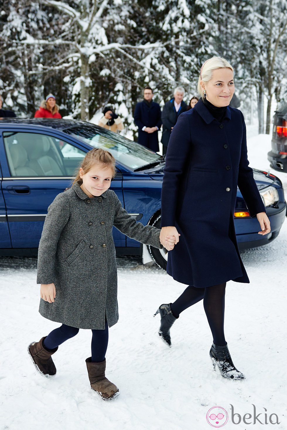 Mette-Marit de Noruega y la Princesa Ingrid Alexandra en la Misa de Navidad