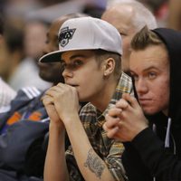 Justin Bieber con un amigo en un partido de la NBA