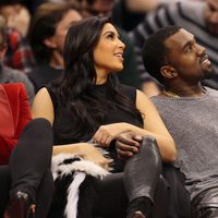 Kim Kardashian y Kanye West viendo a su cuñado jugar en la NBA