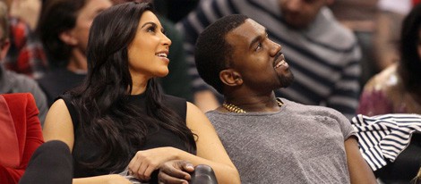 Kim Kardashian y Kanye West viendo a su cuñado jugar en la NBA