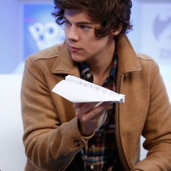 Harry Styles con un avión de papel