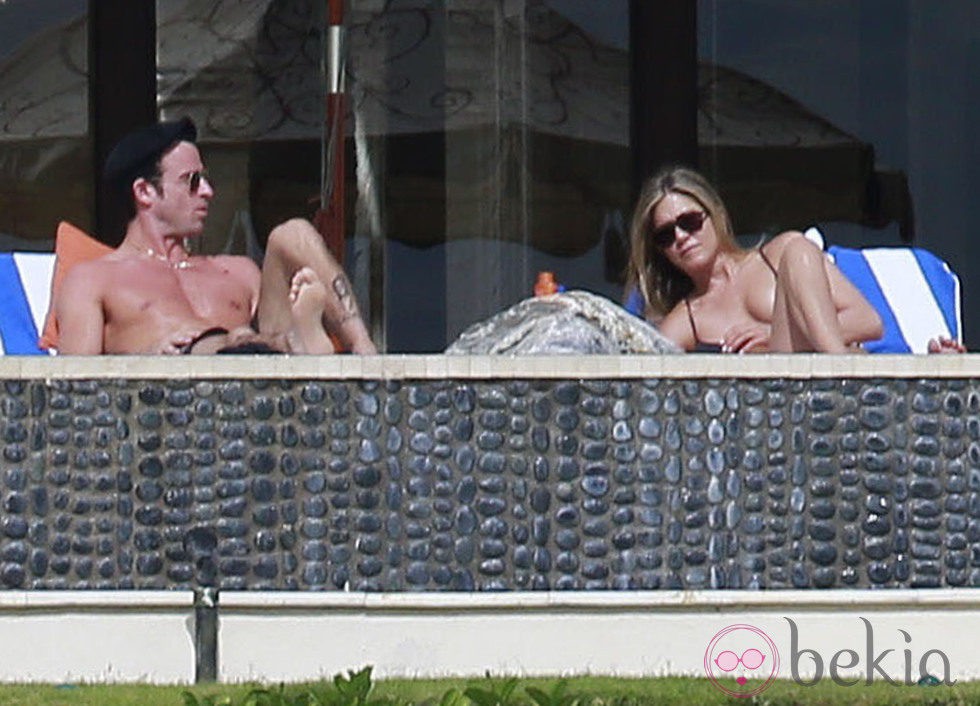 Jennifer Aniston y Justin Therox tomando el sol en Los Cabos