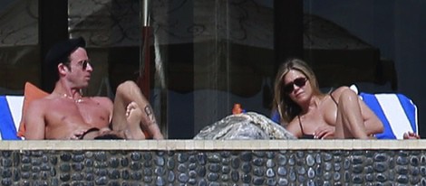 Jennifer Aniston y Justin Therox tomando el sol en Los Cabos