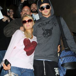Paris Hilton y River Viiperi abrazados en el aeropuerto de Los Ángeles