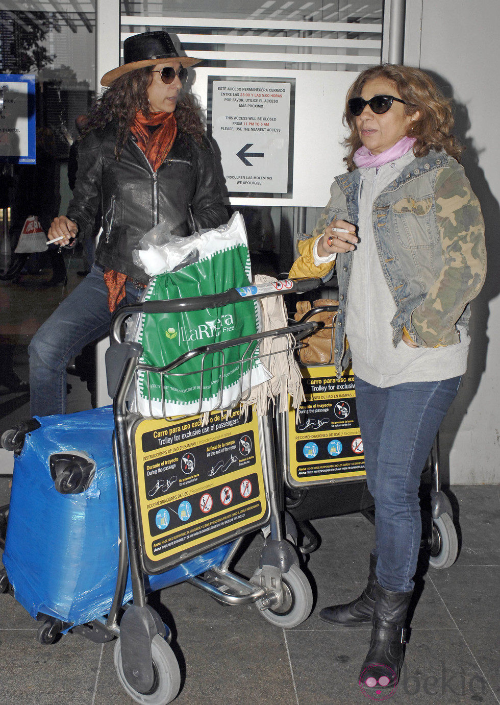 Lolita y Rosario Flores en el aeropuerto de Barajas tras volver de México
