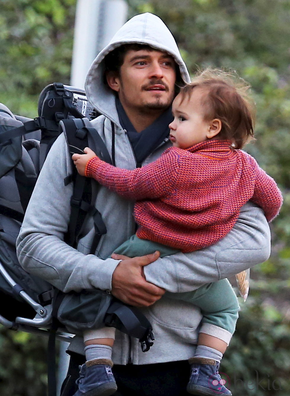 Orlando Bloom con su hijo Flynn en brazos