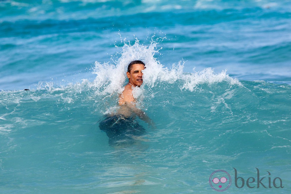 Barack Obama bañándose en el mar en Hawai