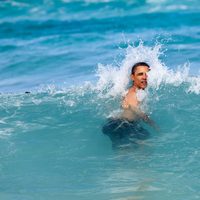 Barack Obama bañándose en el mar en Hawai