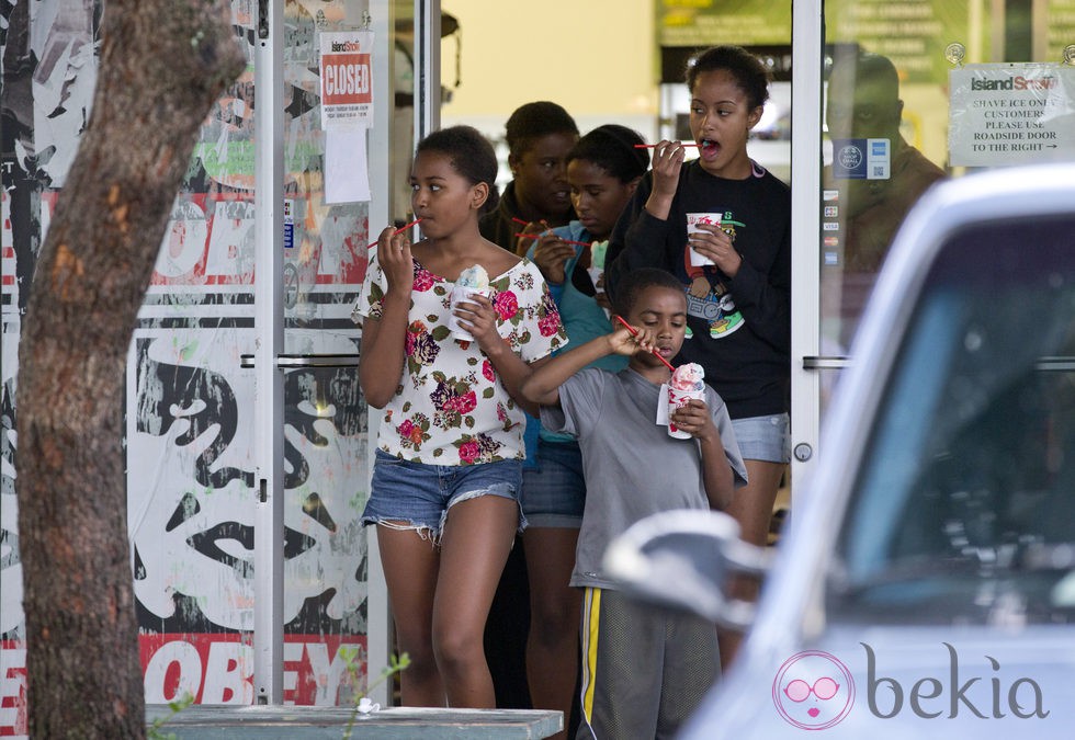 Malia y Sasha Obama se toman un helado en Hawai