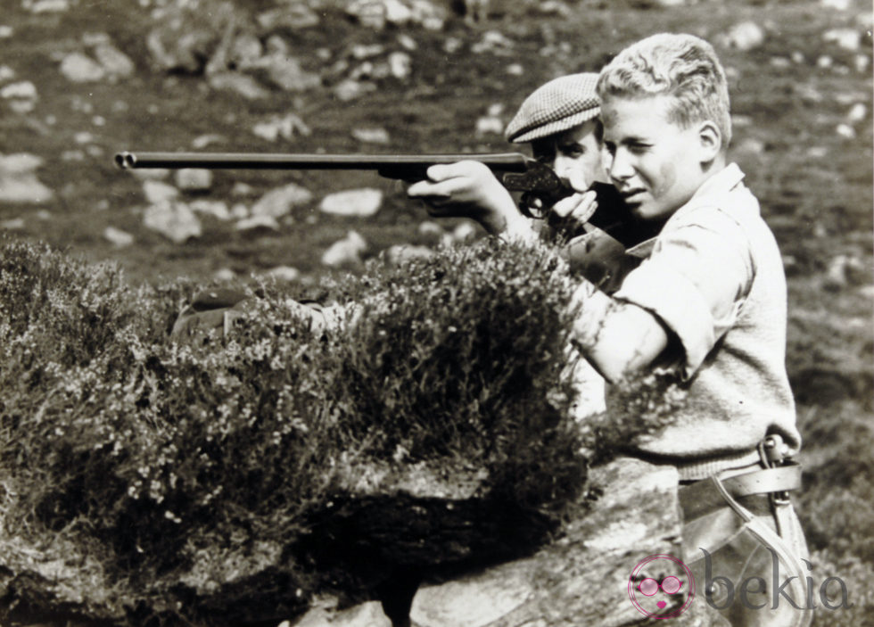 Juan Carlos de Borbón cazando de niño