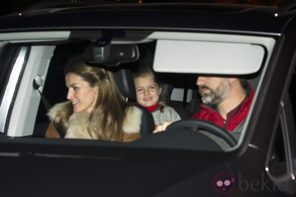 Los Príncipes Felipe y Letizia y la Infanta Leonor saliendo de casa de Jesús Ortiz