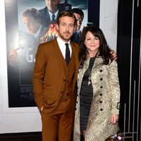 Ryan Gosling y su madre en el estreno de 'Gangster Squad' en Los Angeles